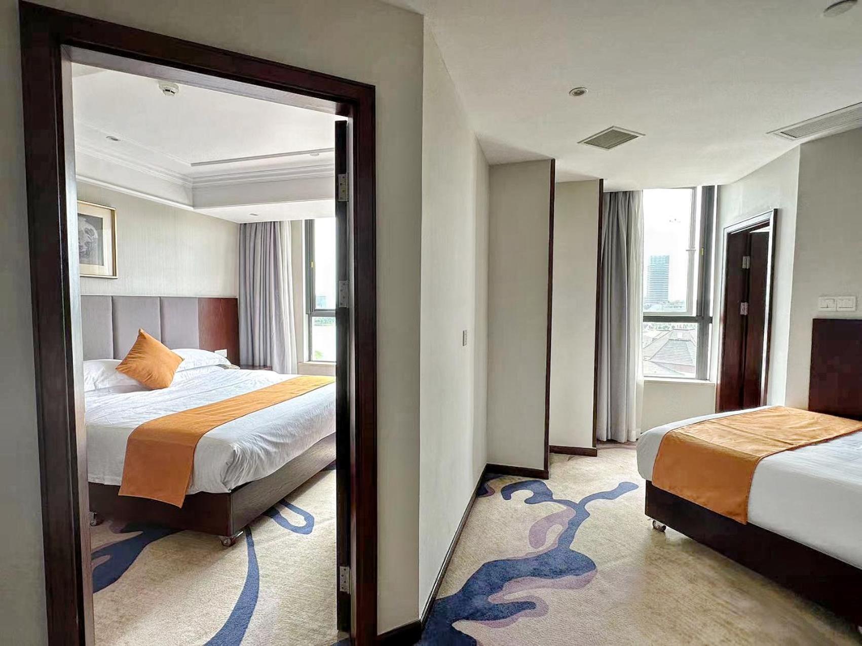 Huzhou Wealth Hotel Exterior photo